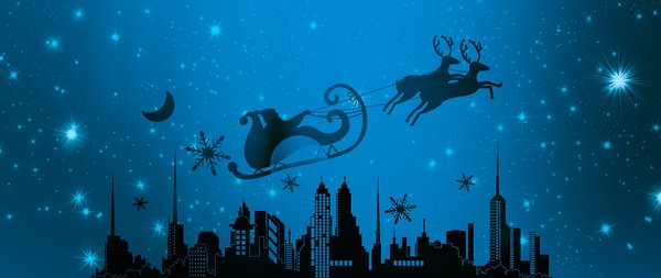 Schlitten mit 2 Rentieren, der in den Nachhimmel über einer Stadt reitet